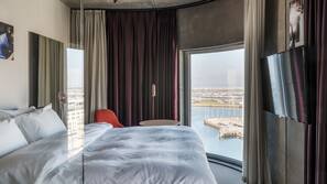 Premium bedding, in-room safe, free WiFi, linens