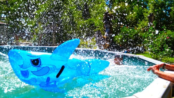 Una piscina al aire libre de temporada