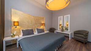 Hypo-allergenic bedding, in-room safe, desk, blackout drapes