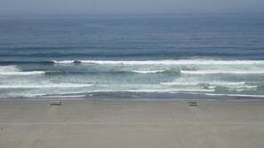 Plage, parasols