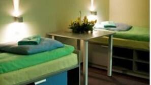 Schreibtisch, Bügeleisen/Bügelbrett, kostenlose Babybetten