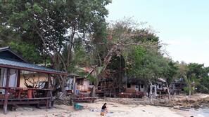 Am Strand, Sonnenschirme, Schnorcheln, Strandbar