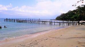 Am Strand, Sonnenschirme, Schnorcheln, Strandbar