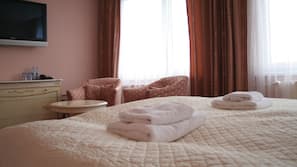 Premium bedding, desk, iron/ironing board, free WiFi