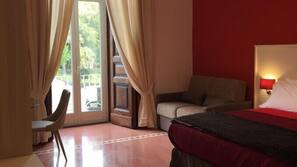 Copriletto in piuma, minibar, una cassaforte in camera, una scrivania