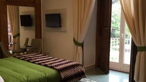 Copriletto in piuma, minibar, una cassaforte in camera, una scrivania