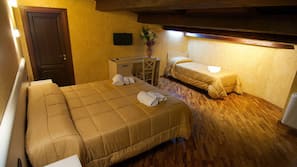 Biancheria da letto di alta qualità, una scrivania