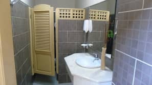 Douche, articles de toilette gratuits, bidet, serviettes fournies