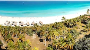 Aan het strand, wit zand, strandlakens