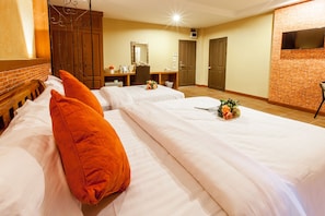 Deluxe Triple Room | Desk, blackout drapes, free WiFi