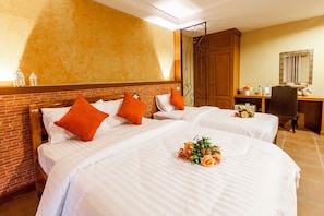 Deluxe Triple Room | Desk, blackout drapes, free WiFi