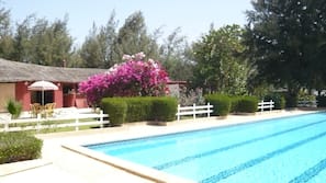 Piscine extérieure, parasols de plage, chaises longues