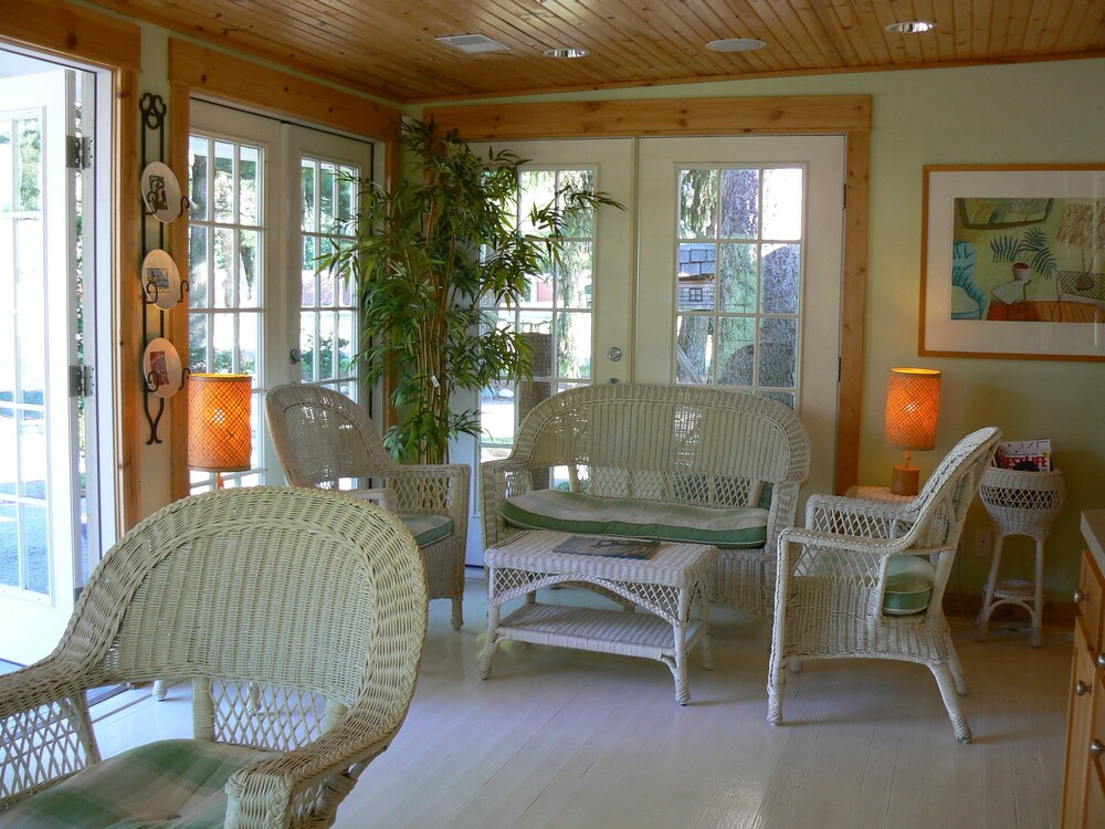 Pines motorlodge and cottages gay