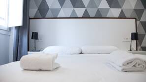 1 dormitorio, caja fuerte, mobiliario individual y cortinas opacas