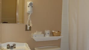 Combined shower/bathtub, free toiletries