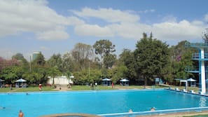 Piscine extérieure, parasols de plage, chaises longues
