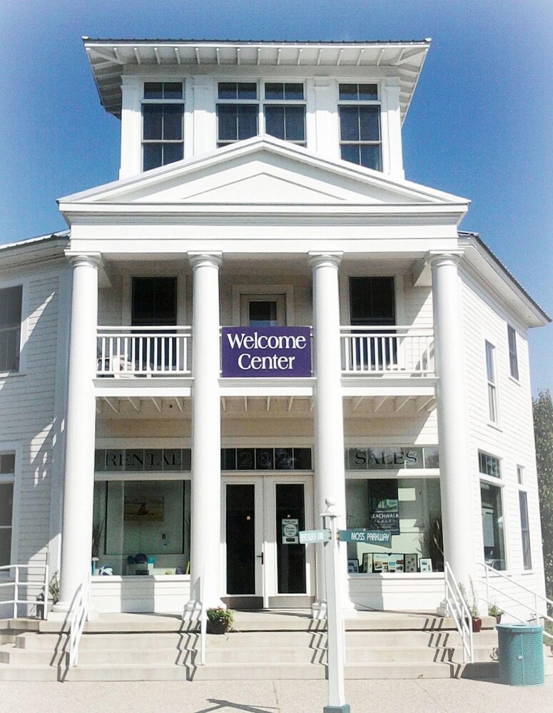 Beachy Keen 2 Br home by RedAwning