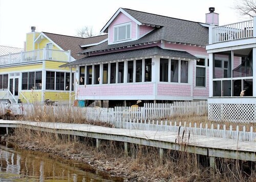 Pink Palace 3 Br home by RedAwning