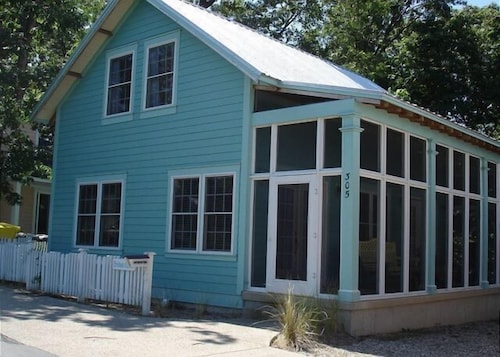 Crickets Corner 2 Br cottage by RedAwning