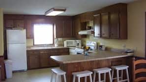 Full-sized fridge, microwave, oven, hob