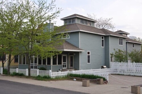 Bob's Boathouse 5 Br home by RedAwning