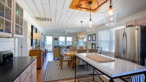 Full-sized fridge, microwave, oven, hob