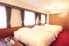 Triple Room, 3 Twin Beds, Non Smoking | Desk, blackout drapes, free WiFi