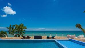 Piscine extérieure, parasols de plage