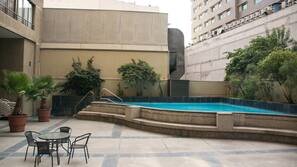 Una piscina al aire libre