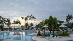 7 outdoor pools, free pool cabanas, pool loungers