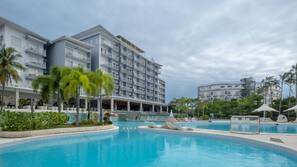 7 outdoor pools, free pool cabanas, pool loungers