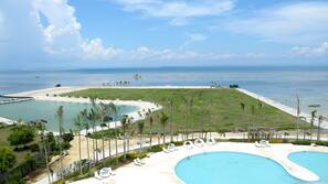 7 outdoor pools, free pool cabanas, pool loungers