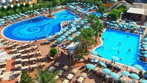 Innenpool, 3 Außenpools, Cabañas (kostenlos), Sonnenschirme