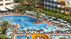 Innenpool, 3 Außenpools, Cabañas (kostenlos), Sonnenschirme