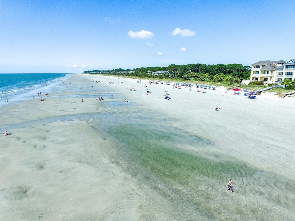 21 Singleton Beach Place 6 Br home by RedAwning (Hilton Head, USA