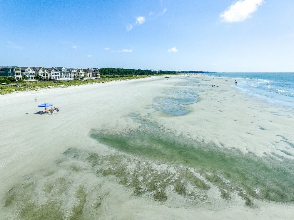 21 Singleton Beach Place 6 Br home by RedAwning (Hilton Head, USA
