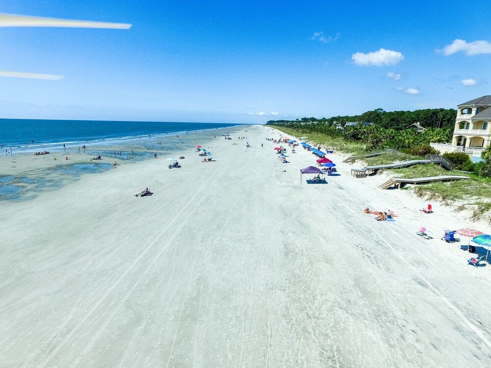 21 Singleton Beach Place 6 Br home by RedAwning (Hilton Head, USA