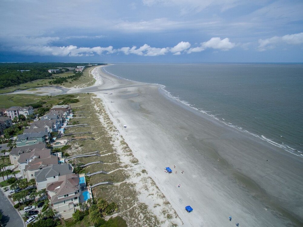 Book 21 Singleton Beach Place 6 Br home by RedAwning Hilton Head