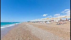 Private beach, free beach shuttle, sun-loungers, beach umbrellas