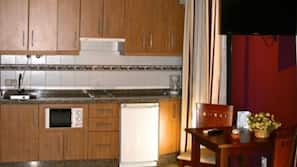 Frigorífico grande, microondas, placa de cocina y cafetera o tetera