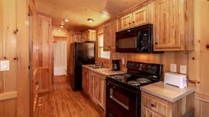 Full-size fridge, microwave, oven, stovetop