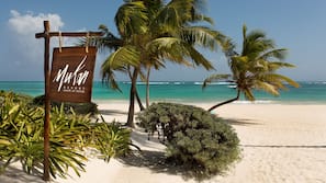 Plage, sable blanc, chaises longues, serviettes de plage