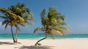 Plage, sable blanc, chaises longues, serviettes de plage