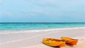 Plage, sable blanc, chaises longues, serviettes de plage