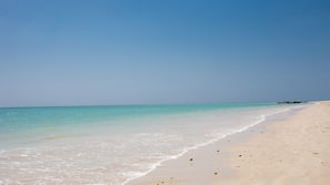 Am Strand, Liegestühle, Sonnenschirme, Strandtücher