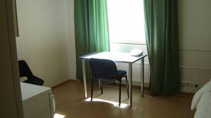 Työpöytä, silitysrauta/-lauta, ilmaiset vauvansängyt, lisävuoteet