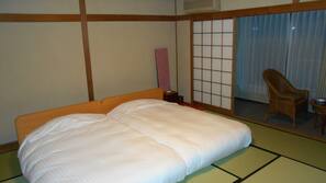 Premium bedding, in-room safe, free WiFi