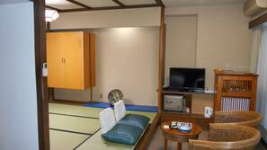 Premium bedding, in-room safe, free WiFi