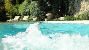 Una piscina al aire libre de temporada