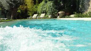 Una piscina al aire libre de temporada